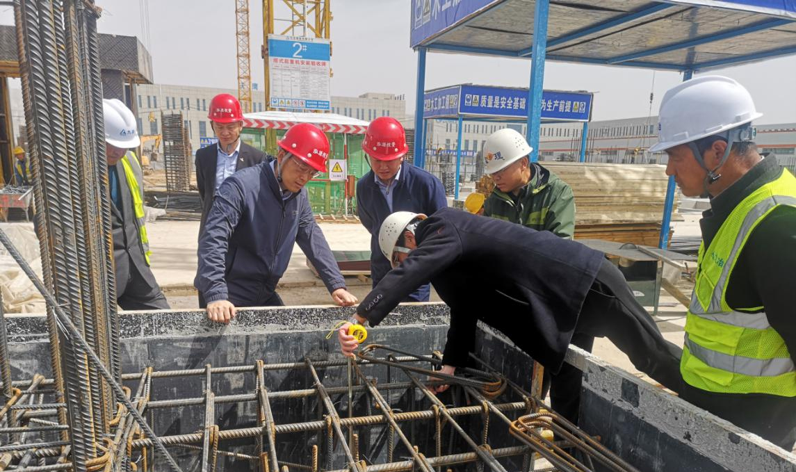 泓源公司對重點建設(shè)項目進(jìn)行質(zhì)量安全檢查(圖1)