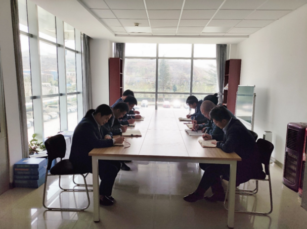 市產(chǎn)投集團平煤機公司組織開展集體學習(圖1)